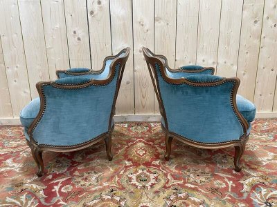 Paire de fauteuils bergères de style Louis XV en velours bleu et bois doré 