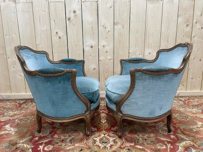 Paire de fauteuils bergères de style Louis XV en velours bleu et bois doré 