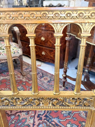 PAIRE DE CHAISES DE STYLE XVI EN BOIS DORE