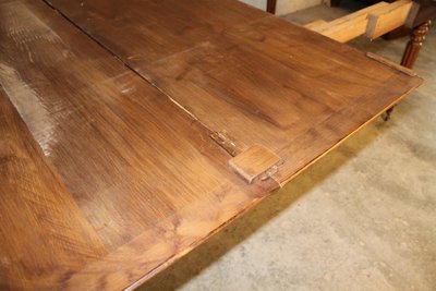 Table à 6 pieds en chêne de forme ovale avec 4 allonges époque milieu 19ème 