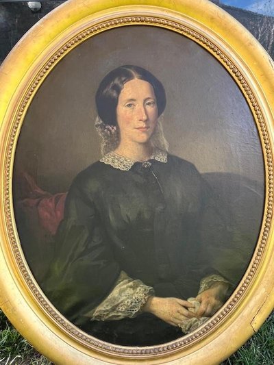 Portrait de femme en médaillon