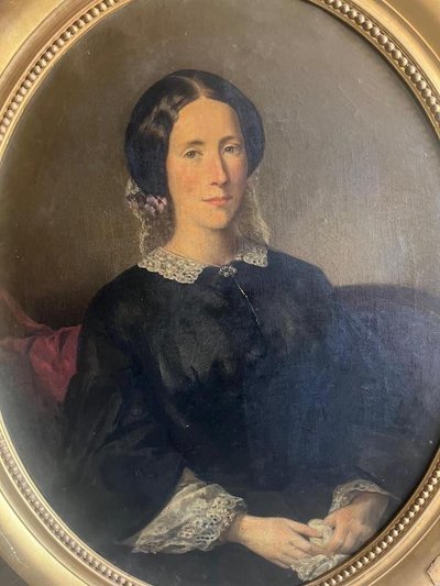 Portrait de femme en médaillon