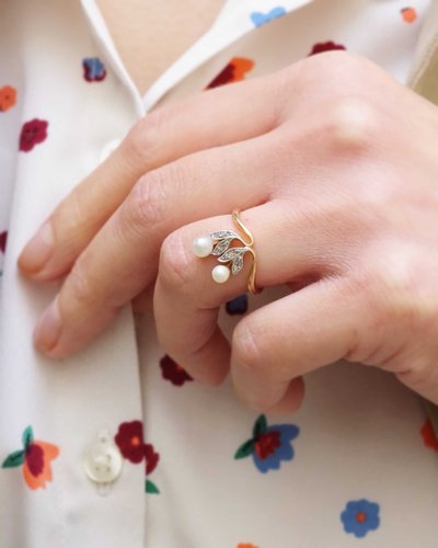 Anello con perle in stile Art Nouveau in oro 18k e platino, anello con perle fini, fiori, tu ed io