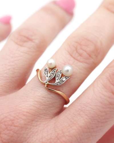 Anello con perle in stile Art Nouveau in oro 18k e platino, anello con perle fini, fiori, tu ed io