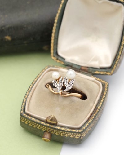 Anello con perle in stile Art Nouveau in oro 18k e platino, anello con perle fini, fiori, tu ed io