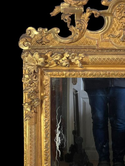 LARGE MIRROR AND ITS PEDIMENT LOUIS XV PERIOD IN CARVED AND GILT WOOD, 158 CM