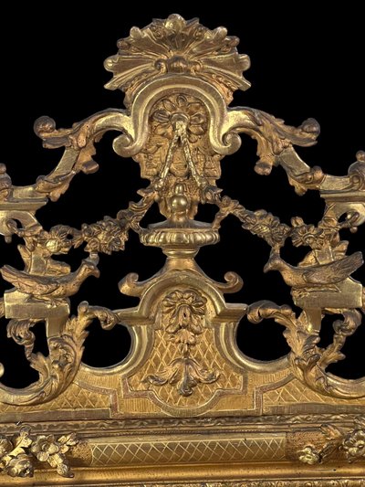 LARGE MIRROR AND ITS PEDIMENT LOUIS XV PERIOD IN CARVED AND GILT WOOD, 158 CM