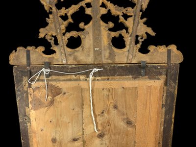 LARGE MIRROR AND ITS PEDIMENT LOUIS XV PERIOD IN CARVED AND GILT WOOD, 158 CM