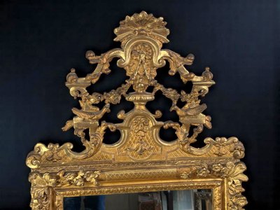 LARGE MIRROR AND ITS PEDIMENT LOUIS XV PERIOD IN CARVED AND GILT WOOD, 158 CM