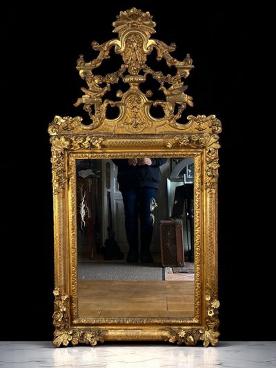 LARGE MIRROR AND ITS PEDIMENT LOUIS XV PERIOD IN CARVED AND GILT WOOD, 158 CM