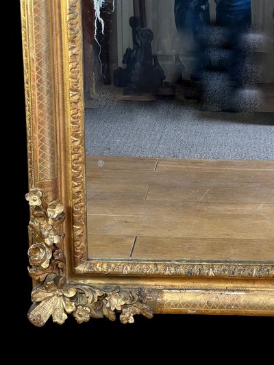 LARGE MIRROR AND ITS PEDIMENT LOUIS XV PERIOD IN CARVED AND GILT WOOD, 158 CM