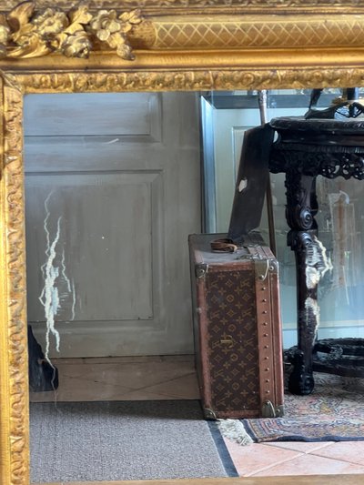 LARGE MIRROR AND ITS PEDIMENT LOUIS XV PERIOD IN CARVED AND GILT WOOD, 158 CM