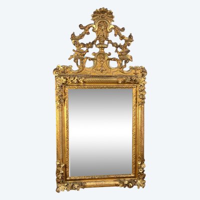 LARGE MIRROR AND ITS PEDIMENT LOUIS XV PERIOD IN CARVED AND GILT WOOD, 158 CM