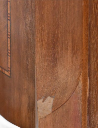Petite commode de forme rognon de style Transition 