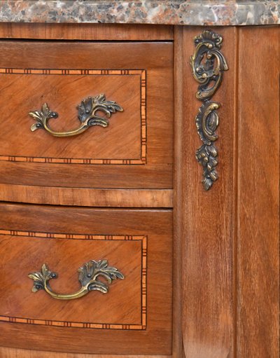 Petite commode de forme rognon de style Transition 