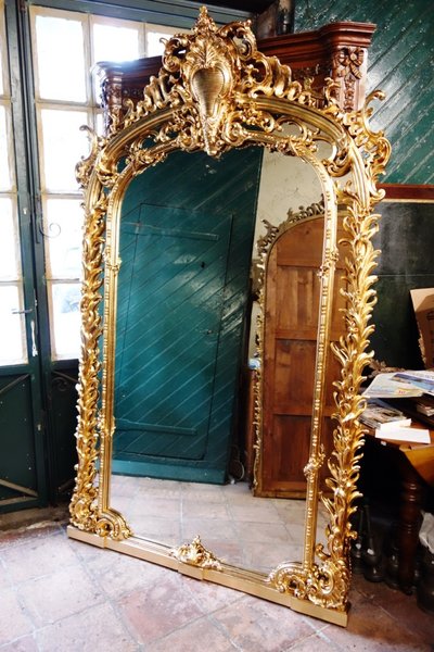 Monumentale paire de miroirs en bois doré, 243 cm