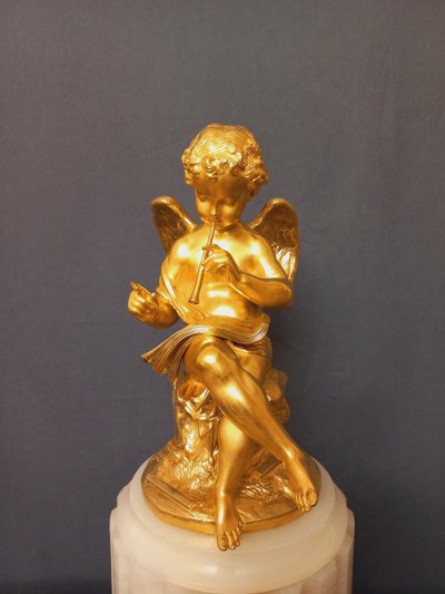 Putto-Musiker-Pendel aus weißem Onyx und vergoldeter Bronze