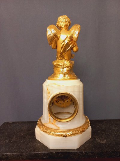 Putto-Musiker-Pendel aus weißem Onyx und vergoldeter Bronze