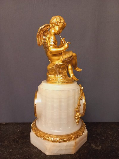 Putto-Musiker-Pendel aus weißem Onyx und vergoldeter Bronze