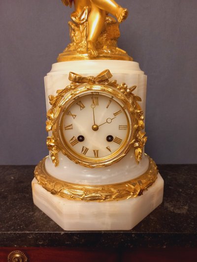 Putto-Musiker-Pendel aus weißem Onyx und vergoldeter Bronze