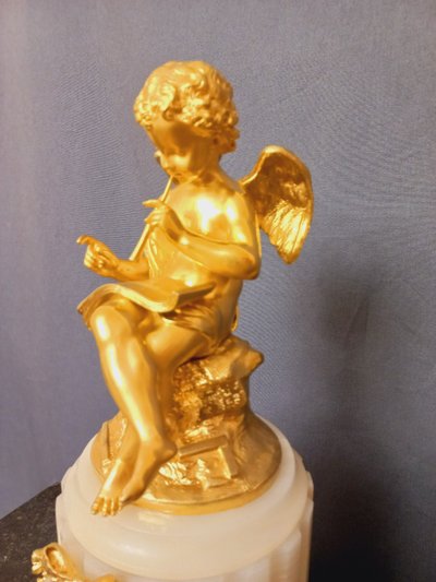 Putto-Musiker-Pendel aus weißem Onyx und vergoldeter Bronze