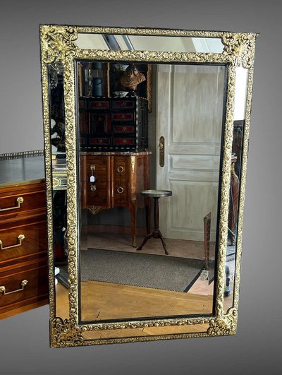 LARGE MIRROR WITH PARECLOSES IN REPOUSSE BRASS, NAPOLEON III PERIOD, 1.50 M