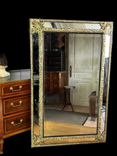 LARGE MIRROR WITH PARECLOSES IN REPOUSSE BRASS, NAPOLEON III PERIOD, 1.50 M