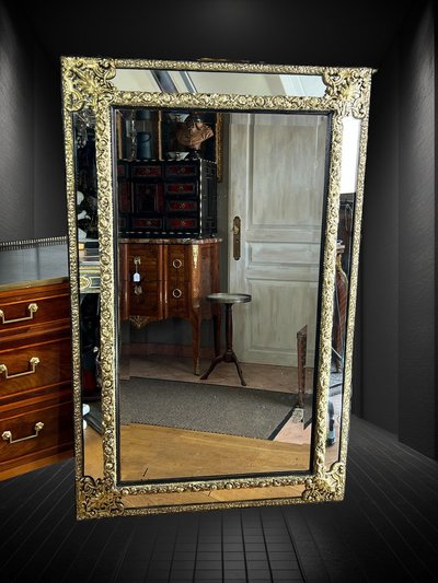LARGE MIRROR WITH PARECLOSES IN REPOUSSE BRASS, NAPOLEON III PERIOD, 1.50 M