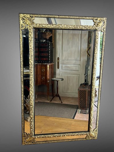 LARGE MIRROR WITH PARECLOSES IN REPOUSSE BRASS, NAPOLEON III PERIOD, 1.50 M