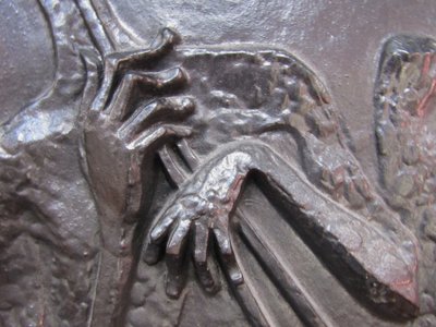 STERN Piastra per camino in ghisa decorata con un fauno musicale.  Opera Art Déco francese, firmata