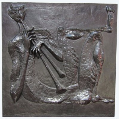 STERN Piastra per camino in ghisa decorata con un fauno musicale.  Opera Art Déco francese, firmata