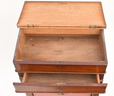 Scatola di cartone che forma una scrivania