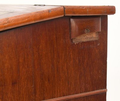 Scatola di cartone che forma una scrivania