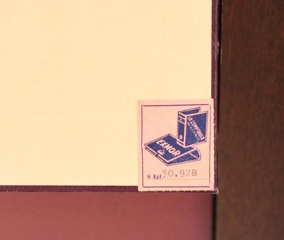 Scatola di cartone che forma una scrivania