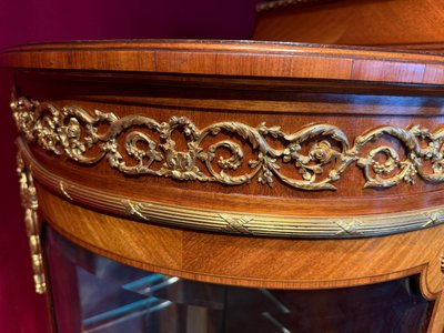VITRINE ARRONDIE LOUIS XVI – 19ème SIECLE