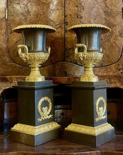 Paire de vases Médicis en bronze, XIXe siècle 