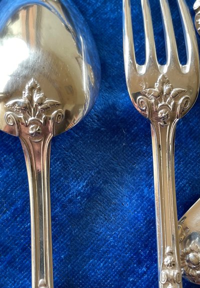 10 dessert cutlery sets.