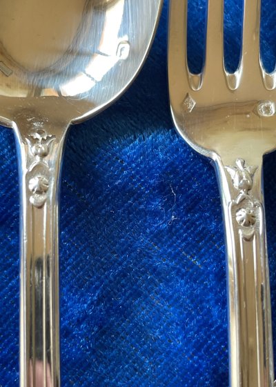 10 dessert cutlery sets.