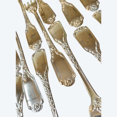 10 dessert cutlery sets.