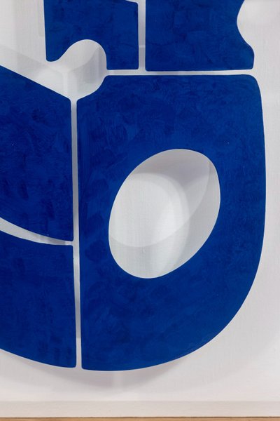 Pannello decorativo “Eva” in metallo laccato blu. Opera contemporanea. LS?2309?C