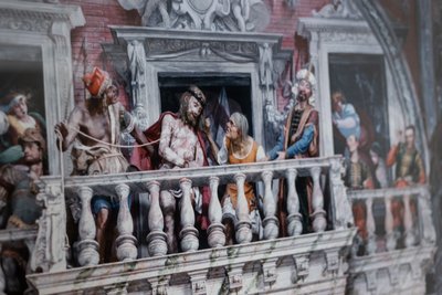Fotografia su pellicola con una macchina fotografica a banco ottico. Opera contemporanea.