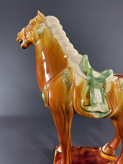 Chine, Années 1960/1970, Sculpture En Céramique Vernissée Figurant Un Cheval Dans Le Style Tang.