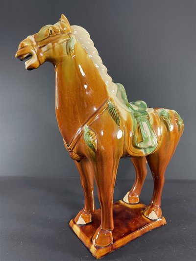 Chine, Années 1960/1970, Sculpture En Céramique Vernissée Figurant Un Cheval Dans Le Style Tang.