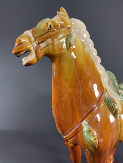 Chine, Années 1960/1970, Sculpture En Céramique Vernissée Figurant Un Cheval Dans Le Style Tang.