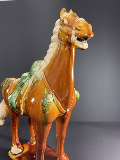Chine, Années 1960/1970, Sculpture En Céramique Vernissée Figurant Un Cheval Dans Le Style Tang.