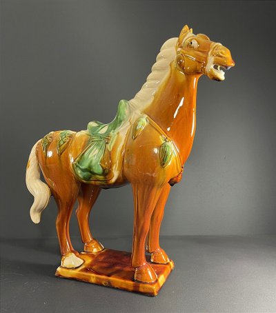 Chine, Années 1960/1970, Sculpture En Céramique Vernissée Figurant Un Cheval Dans Le Style Tang.