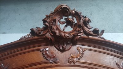 Mobiletto in noce Rocaille