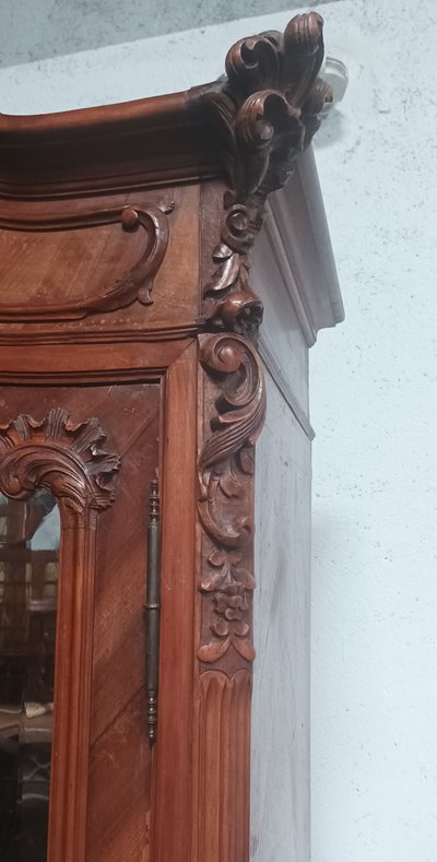 Mobiletto in noce Rocaille