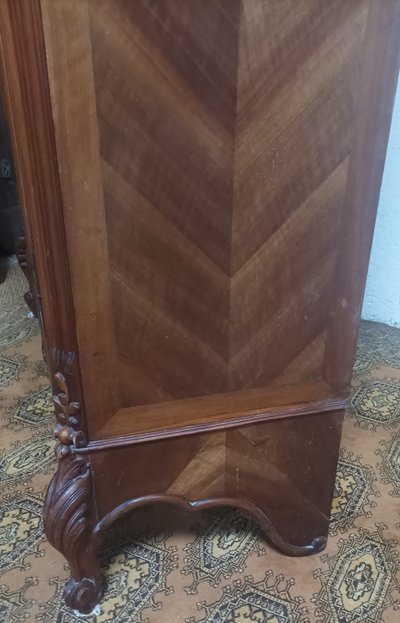 Mobiletto in noce Rocaille