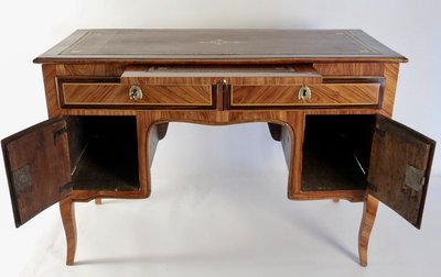 Bureau à caissons en bois de Rose et Palissandre d’époque Transition Louis XV-Louis XVI